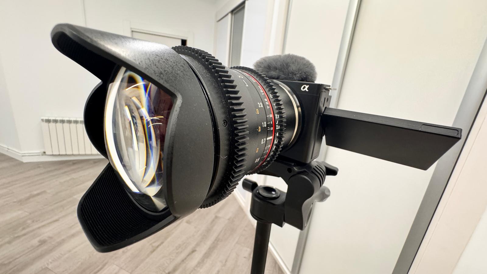 Cámara con óptica de cine montada en trípode, preparada para los planos de prueba de IPCam